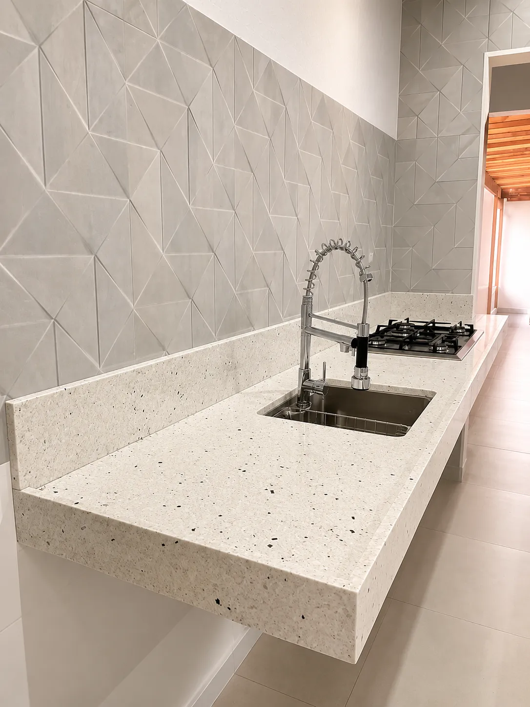 Bancada de cozinha em granito Branco Pitaya com acabamento polido
