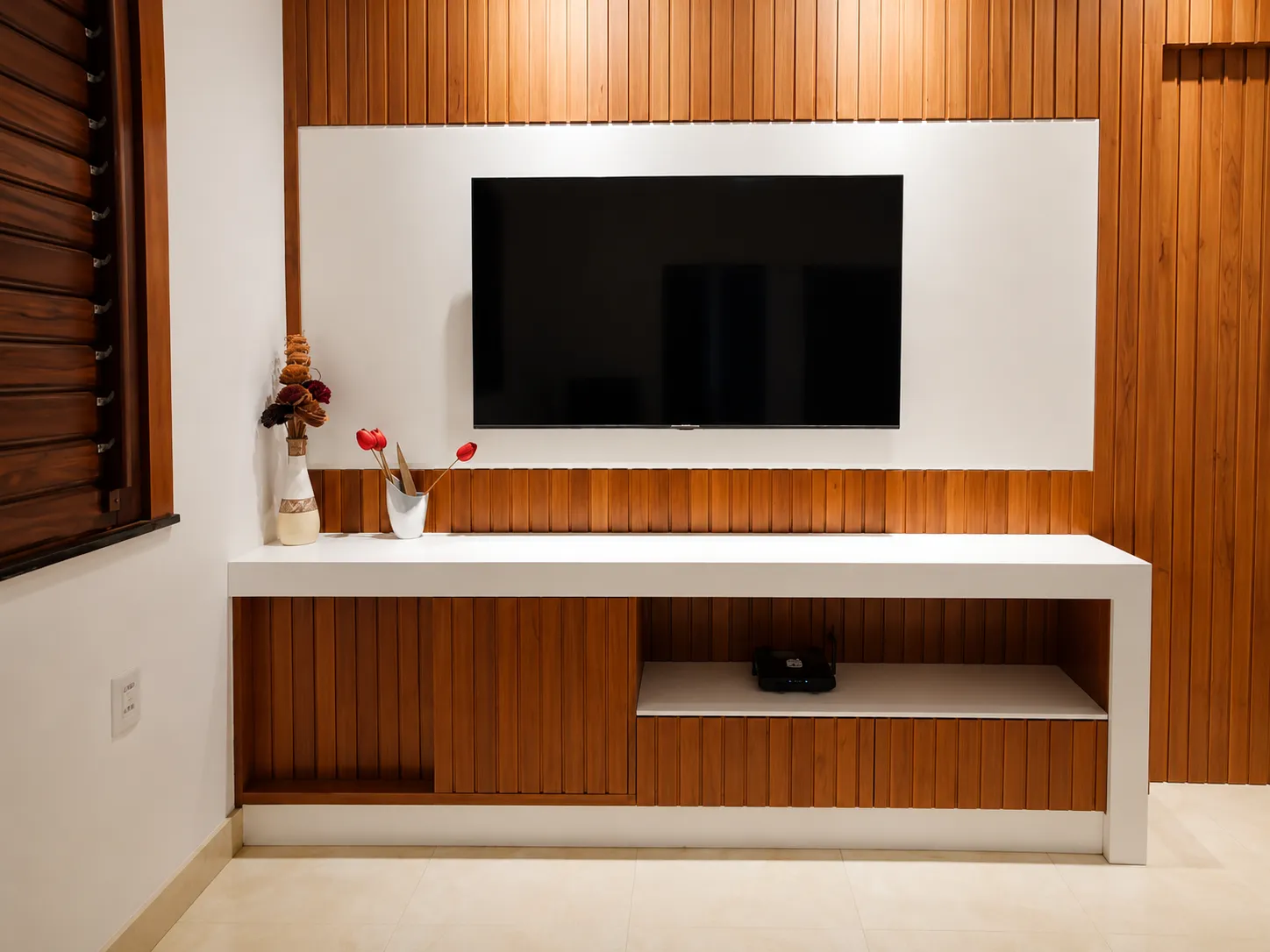 Painel e aparador de sala em Supernano com acabamento polido